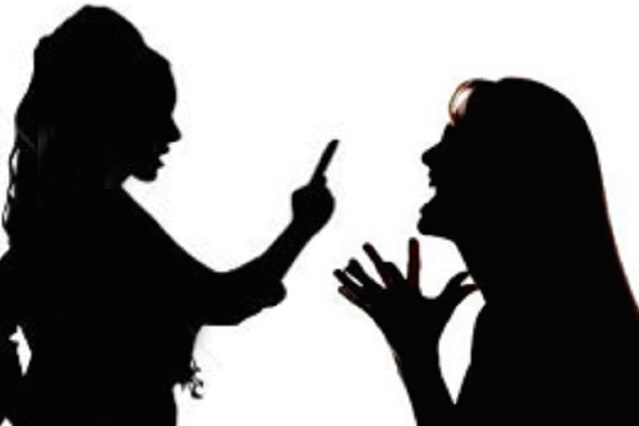 Silhueta de duas mulheres gritando uma com a outra, representando o conflito e a discussão acalorada.