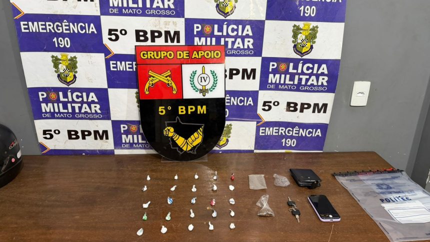 Viatura da Polícia Militar em avenida de Rondonópolis durante abordagem que resultou em flagrante de tráfico ilícito de drogas em Rondonópolis