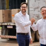 Prefeitura adquiriu 690 aparelhos de ar-condicionado para unidades de saúde de Rondonópolis. Investimento de quase R$ 2 milhões visa melhorar atendimento.