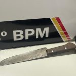 Ameaca ex companheira pedra preta leva à prisão de homem de 25 anos, que admite o crime e tem antecedentes por estelionato e direção perigosa.