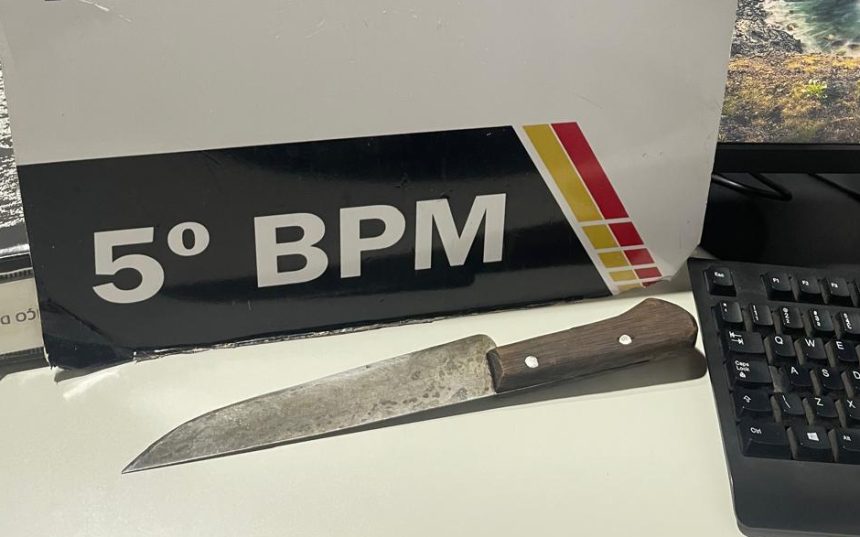 Ameaca ex companheira pedra preta leva à prisão de homem de 25 anos, que admite o crime e tem antecedentes por estelionato e direção perigosa.