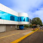 Fotografia da fachada da Prefeitura Municipal de Rondonópolis sob céu claro.