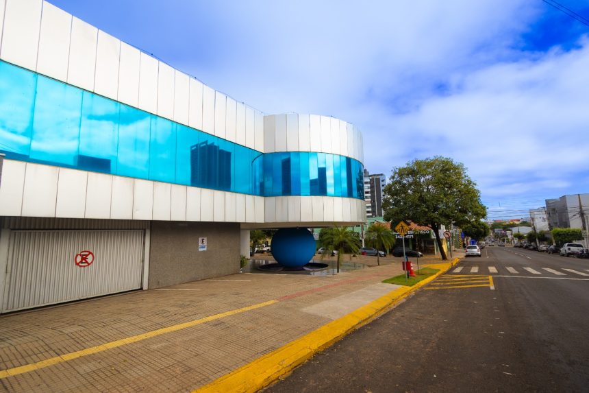 Fotografia da fachada da Prefeitura Municipal de Rondonópolis sob céu claro.