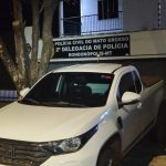Viatura da Polícia Civil estacionada em frente à delegacia durante investigação de latrocínio em Poxoréu