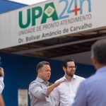 Prefeito Cláudio Ferreira ao lado do secretário de Saúde durante anúncio da prioridade da Saúde no orçamento de 2026 em Rondonópolis