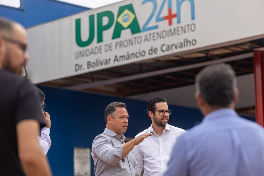 Prefeito Cláudio Ferreira ao lado do secretário de Saúde durante anúncio da prioridade da Saúde no orçamento de 2026 em Rondonópolis