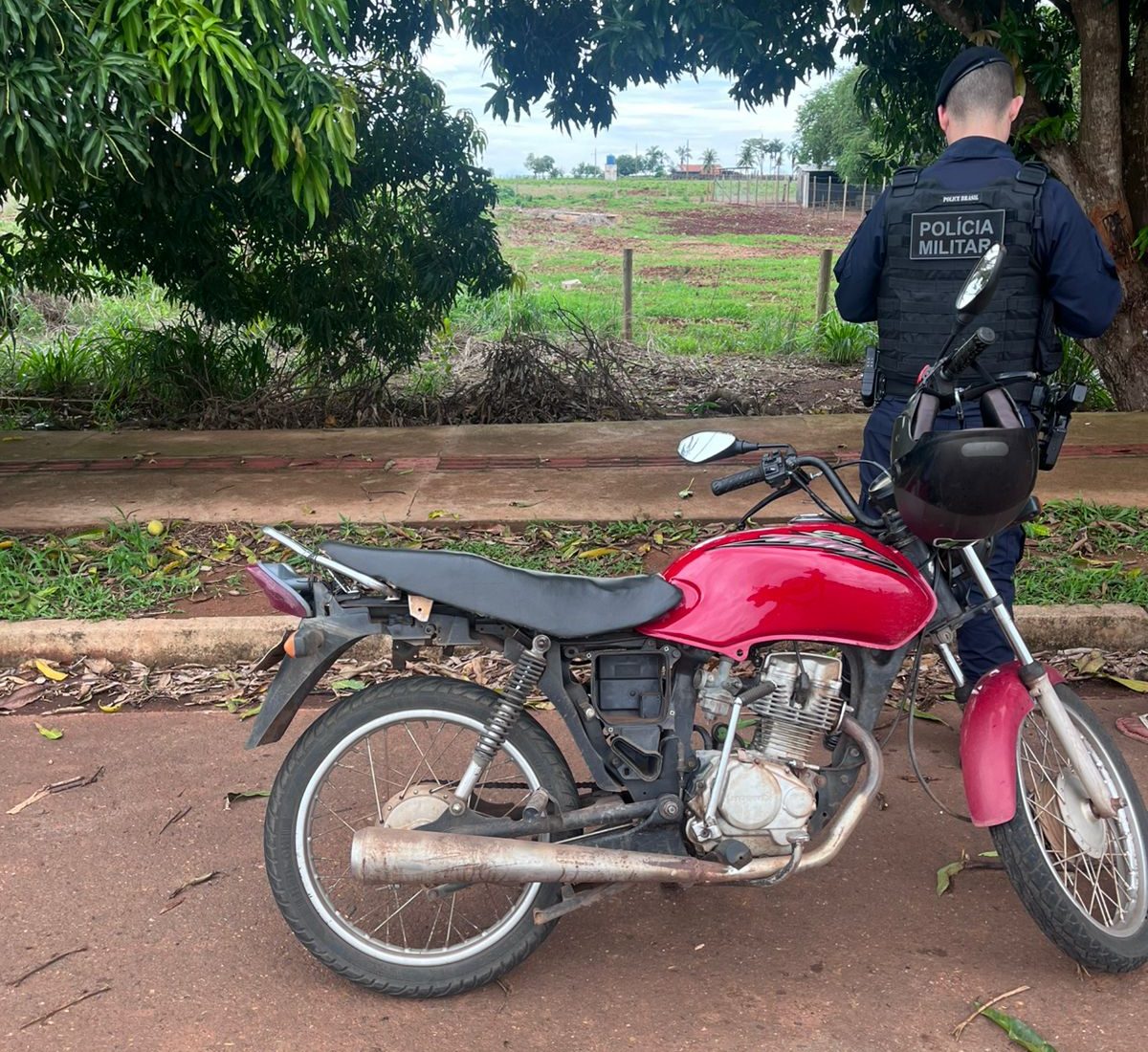 Motocicleta apreendida pela Polícia Militar em Rondonópolis após condutor sem CNH tentar fugir de barreira policial na avenida Bem Vindo Miranda