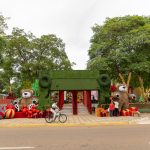 Decoração natalina na Praça Brasil para a programação de Natal do Amor 2025