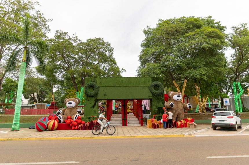 Decoração natalina na Praça Brasil para a programação de Natal do Amor 2025