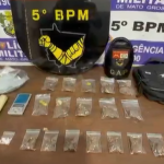 Policiais do GAP Motopatrulhamento em Rondonópolis ao lado de moto e tabletes de droga em apreensão de drogas na Vila Canaã durante Operação Tolerância Zero