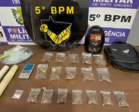 Policiais do GAP Motopatrulhamento em Rondonópolis ao lado de moto e tabletes de droga em apreensão de drogas na Vila Canaã durante Operação Tolerância Zero