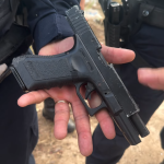 Polícia Militar apreende homem com simulacro semelhante a arma real na Vila Operária. Diligência segue em andamento.
