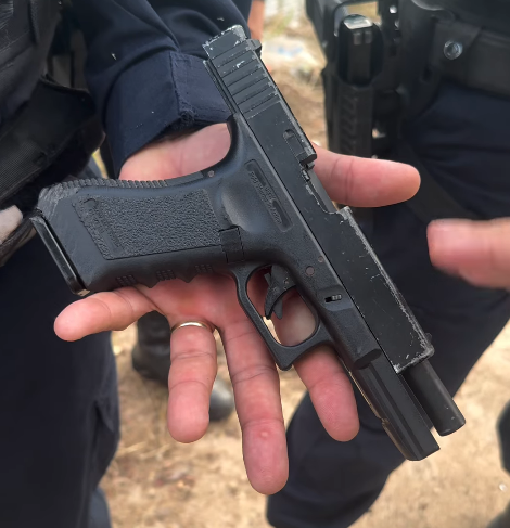 Polícia Militar apreende homem com simulacro semelhante a arma real na Vila Operária. Diligência segue em andamento.