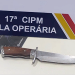 Um homem ameaça patrão com faca na zona rural após atraso salarial. Confira os detalhes da prisão realizada pela PM neste domingo (28).