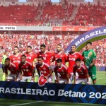 Jogadores do Internacional comemoram em campo a vitória do Inter sobre o RB Bragantino por 3 a 1 no Beira-Rio, que garantiu a permanência na Série A