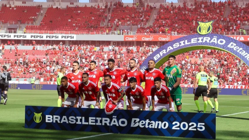 Jogadores do Internacional comemoram em campo a vitória do Inter sobre o RB Bragantino por 3 a 1 no Beira-Rio, que garantiu a permanência na Série A