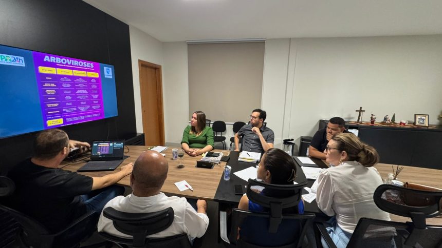 Agente de endemias em ação de prevenção, parte do atendimento de Saúde contra a dengue