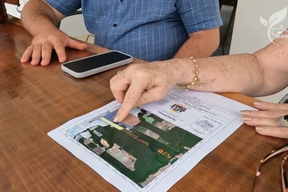 Mapa digital de propriedade rural em tela de computador representando a regularização ambiental.