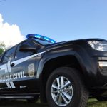 Viatura da Polícia Civil em frente à delegacia de Rondonópolis durante apresentação de homem condenado a 34 anos, capturado em residência no bairro Dona Neuma.