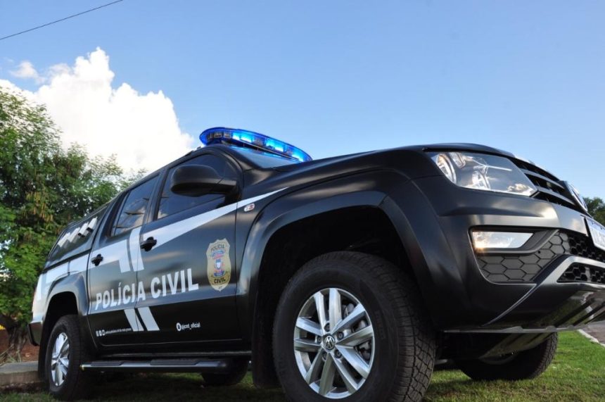 Viatura da Polícia Civil em frente à delegacia de Rondonópolis durante apresentação de homem condenado a 34 anos, capturado em residência no bairro Dona Neuma.