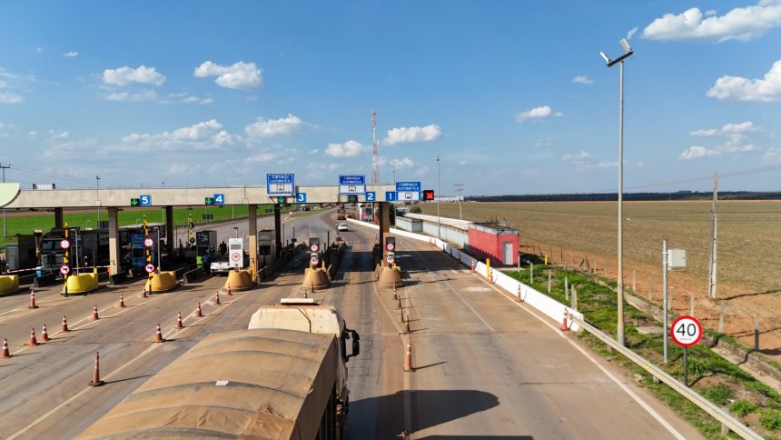 Sinalização e estrutura de uma praça de pedágio na BR-163/364