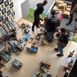Agentes da Polícia Civil de Mato Grosso realizam operação policial com viaturas e equipamentos táticos na região de Rondonópolis.