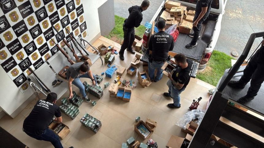 Agentes da Polícia Civil de Mato Grosso realizam operação policial com viaturas e equipamentos táticos na região de Rondonópolis.