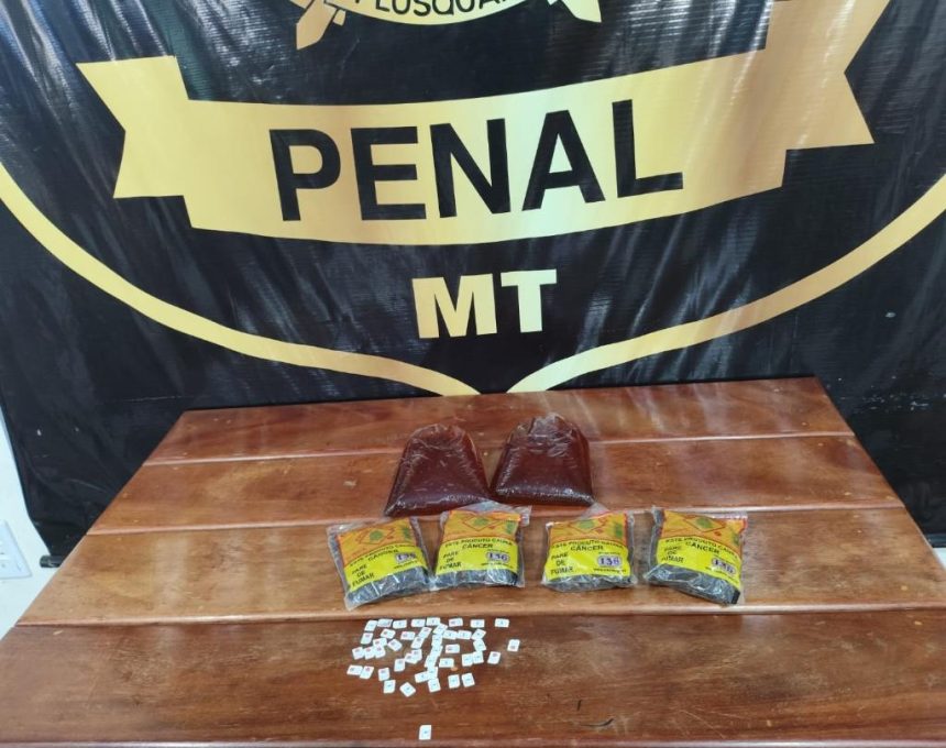 Mesa com produtos apreendidos após visitantes detidas com produtos ilícitos em unidades prisionais de Rondonópolis e Jaciara