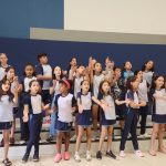 Palco decorado para as atrações do Brilhos de Natal no shopping Rondon Plaza em Rondonópolis.