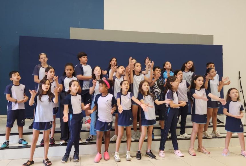 Palco decorado para as atrações do Brilhos de Natal no shopping Rondon Plaza em Rondonópolis.