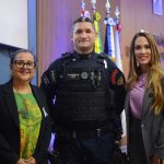 Vereadora Mariuva da Saúde apresenta a Campanha Laço Branco no plenário da Câmara de Rondonópolis.