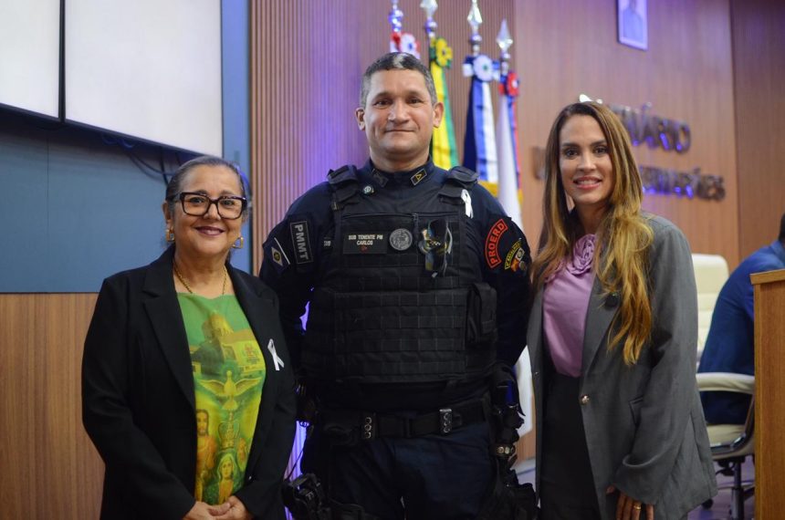 Vereadora Mariuva da Saúde apresenta a Campanha Laço Branco no plenário da Câmara de Rondonópolis.