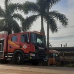 Bombeiros realizando desencarceramento de vítima após acidente na BR-070