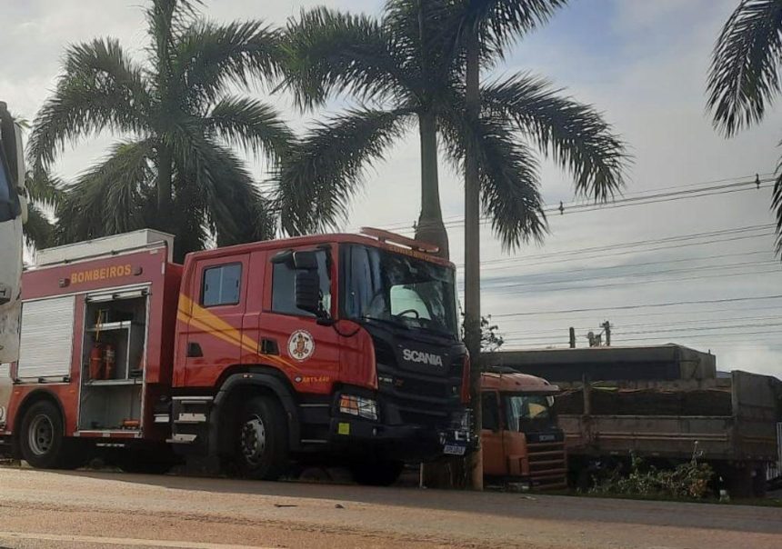 Bombeiros realizando desencarceramento de vítima após acidente na BR-070