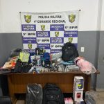 Viatura da Polícia Militar em frente a área central de Rondonópolis durante atendimento de ocorrência de furto em estabelecimento comercial.