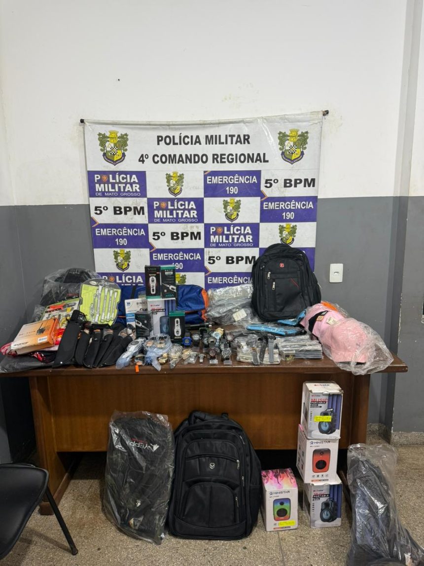 Viatura da Polícia Militar em frente a área central de Rondonópolis durante atendimento de ocorrência de furto em estabelecimento comercial.