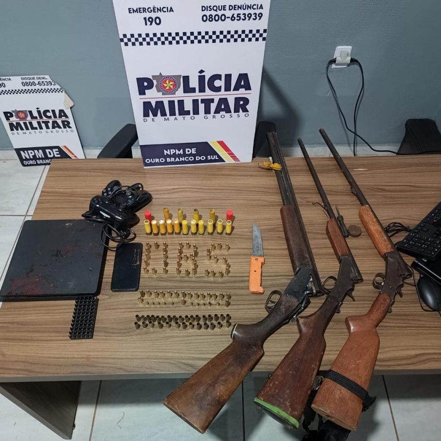 PM realiza apreensao armas ouro branco após perseguição e capotamento. Suspeito foi preso e veículo furtado recuperado em Itiquira.