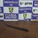 Polícia Militar prende suspeito armado com facão após ameaçar e agredir mulher em Rondonópolis; vítima e filhos se trancaram em quarto.