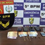 Tráfico de drogas em Rondonópolis resulta na prisão de dois suspeitos no Jardim Rui Barbosa, com apreensão de cocaína, maconha, dinheiro e balança de precisão.