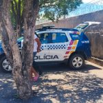 Foto ilustrativa de um posto de gasolina com bomba de combustível danificada após colisão.