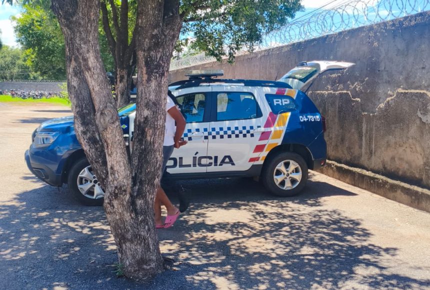 Foto ilustrativa de um posto de gasolina com bomba de combustível danificada após colisão.