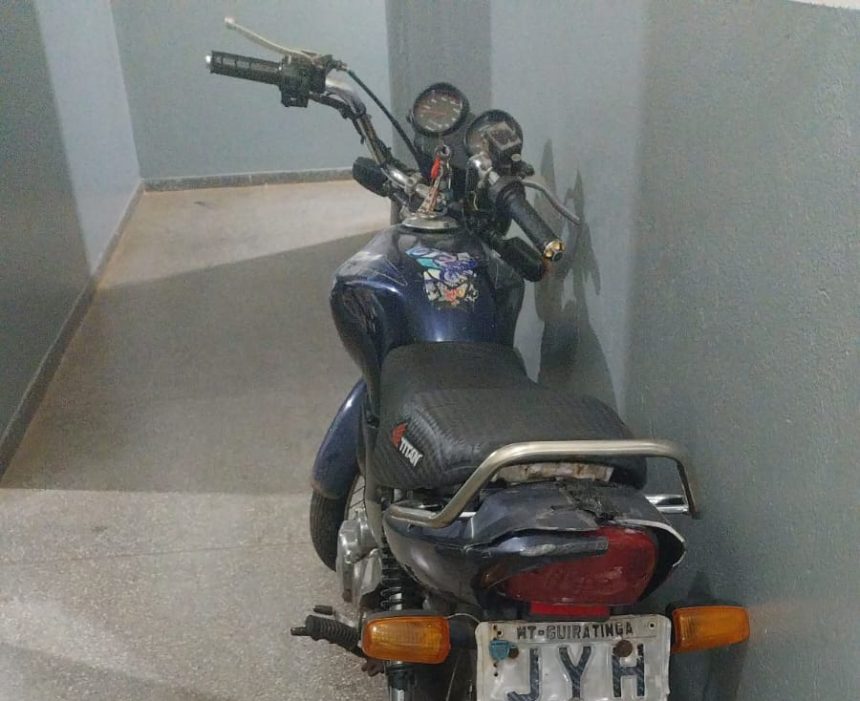 Viatura da Polícia Militar com luzes acesas durante ocorrência noturna em Guiratinga.