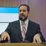 Foto do vereador Ibrahim Zaher discursando na tribuna da Câmara Municipal de Rondonópolis.