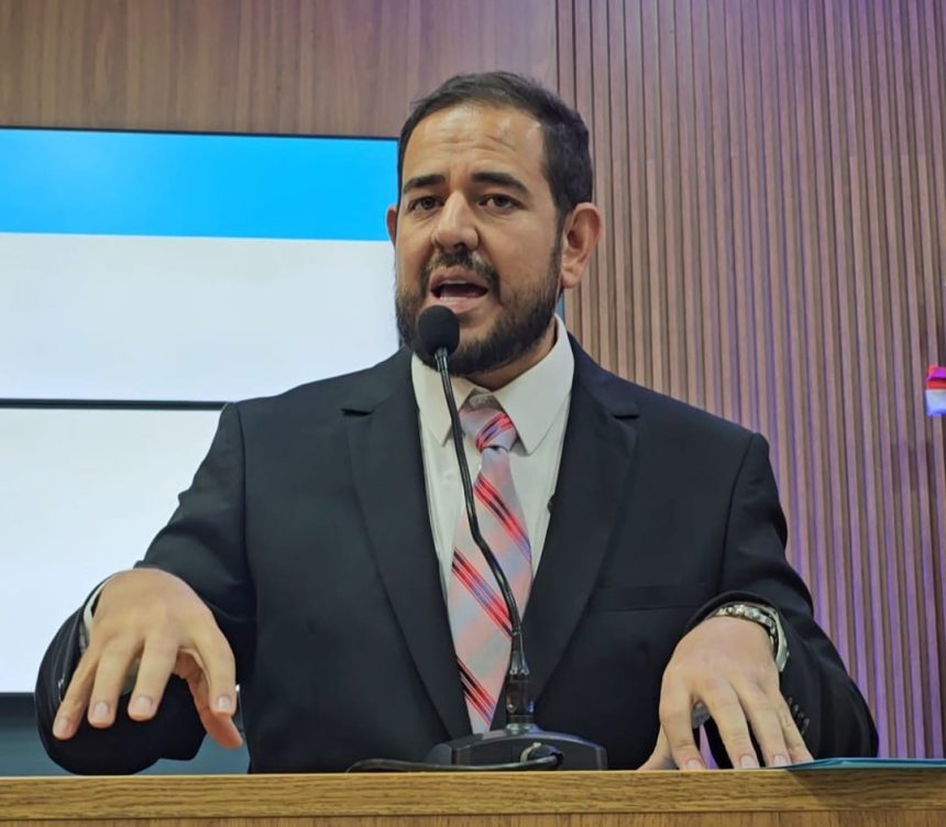 Foto do vereador Ibrahim Zaher discursando na tribuna da Câmara Municipal de Rondonópolis.