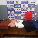 Policiais militares realizam abordagem a suspeito de furto na região central de Rondonópolis.