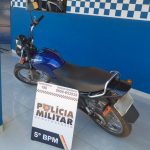 Motocicleta estacionada apreendida pela Polícia Militar em Pedra Preta por adulteração de chassi.