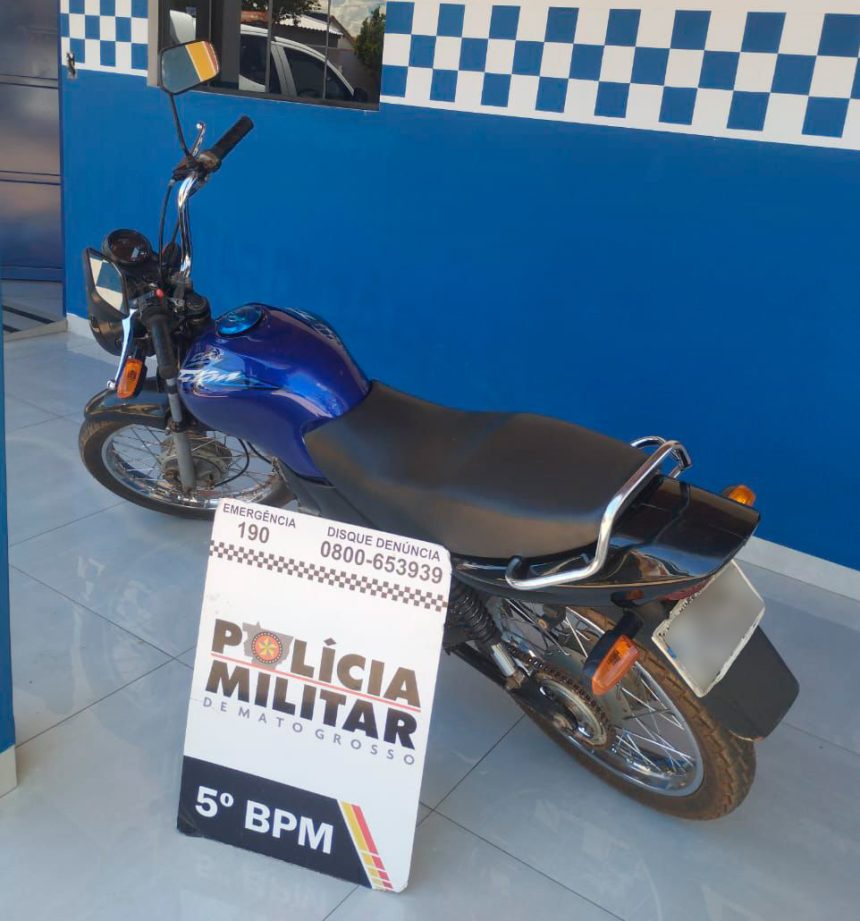Motocicleta estacionada apreendida pela Polícia Militar em Pedra Preta por adulteração de chassi.