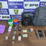 Uma fritadeira elétrica preta, diversos cosméticos e bijuterias apreendidos pela Polícia Militar em Rondonópolis.