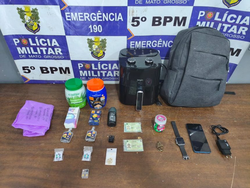 Uma fritadeira elétrica preta, diversos cosméticos e bijuterias apreendidos pela Polícia Militar em Rondonópolis.