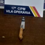 PM age rápido após roubo de veículo no Monte Líbano. Suspeito usava capuz e escondia faca na bota. Veja detalhes da ação em Rondonópolis.